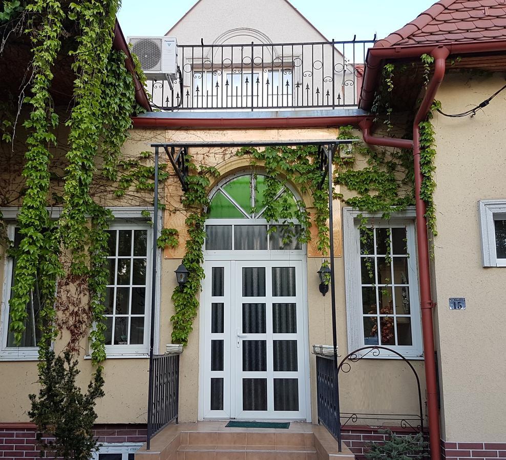 Tulipan Villa Panzio Солнок Екстериор снимка