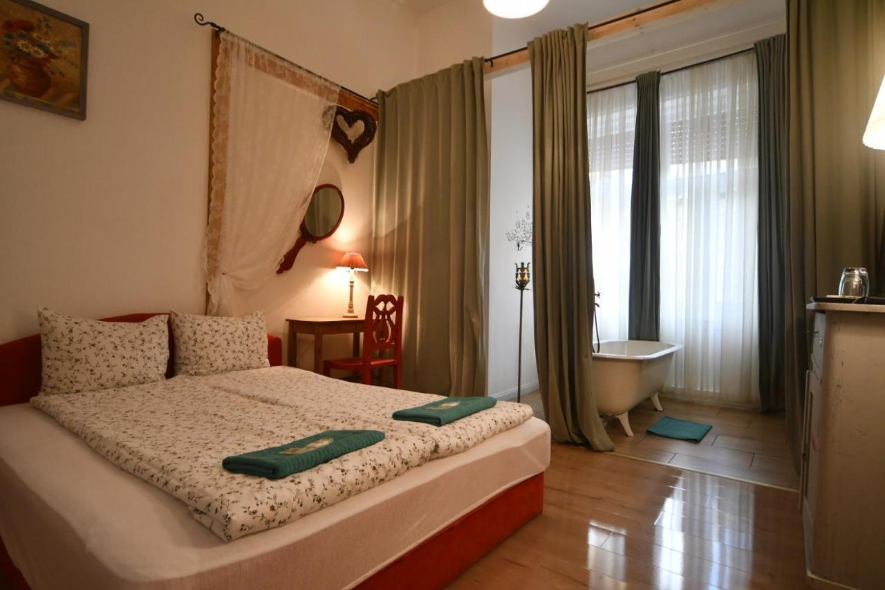 Tulipan Villa Panzio Солнок Екстериор снимка