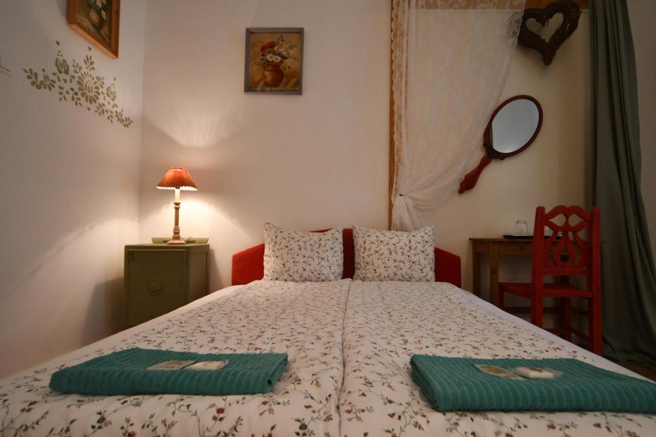 Tulipan Villa Panzio Солнок Екстериор снимка