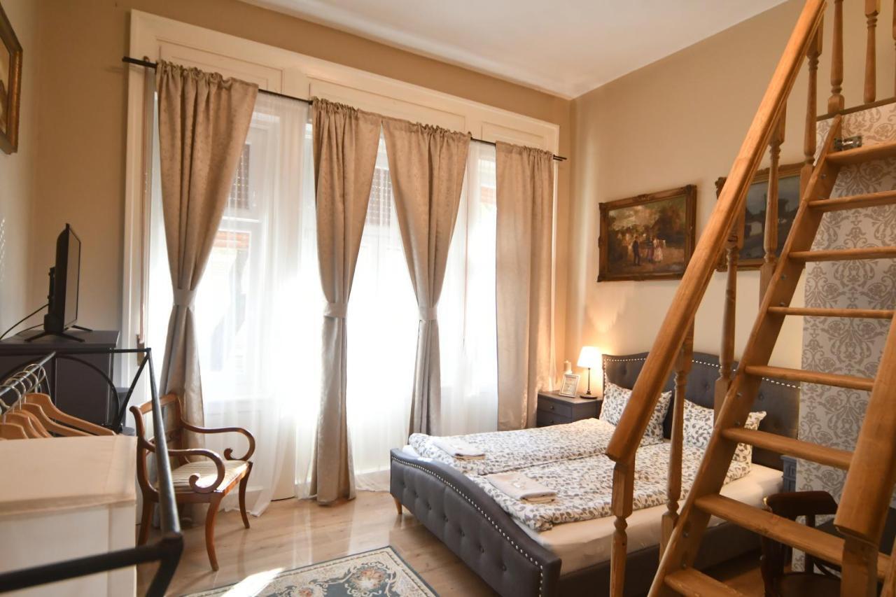 Tulipan Villa Panzio Солнок Екстериор снимка